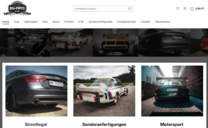Drei Autos nebeneinander: Audi mit BN-PIPES-Kennzeichen, Rennwagen und Tuningfahrzeug mit Spoiler